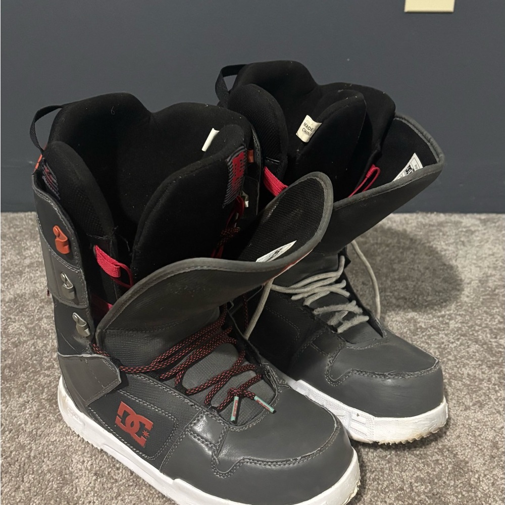 DC black and red snow boots